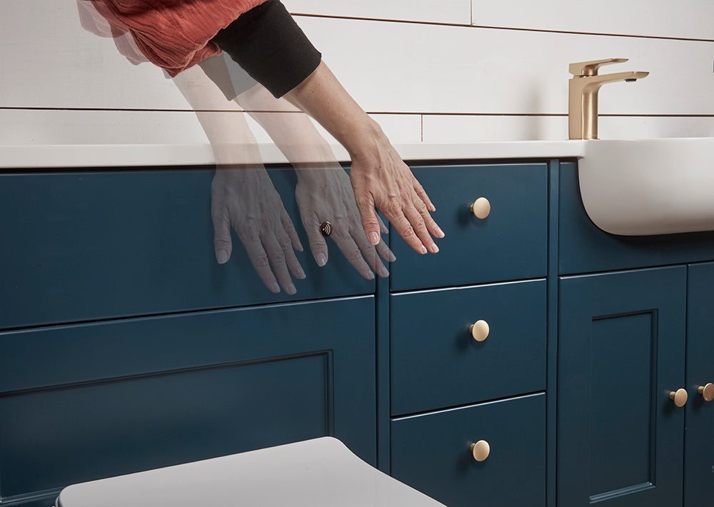Flush plate fitted in a bathroom