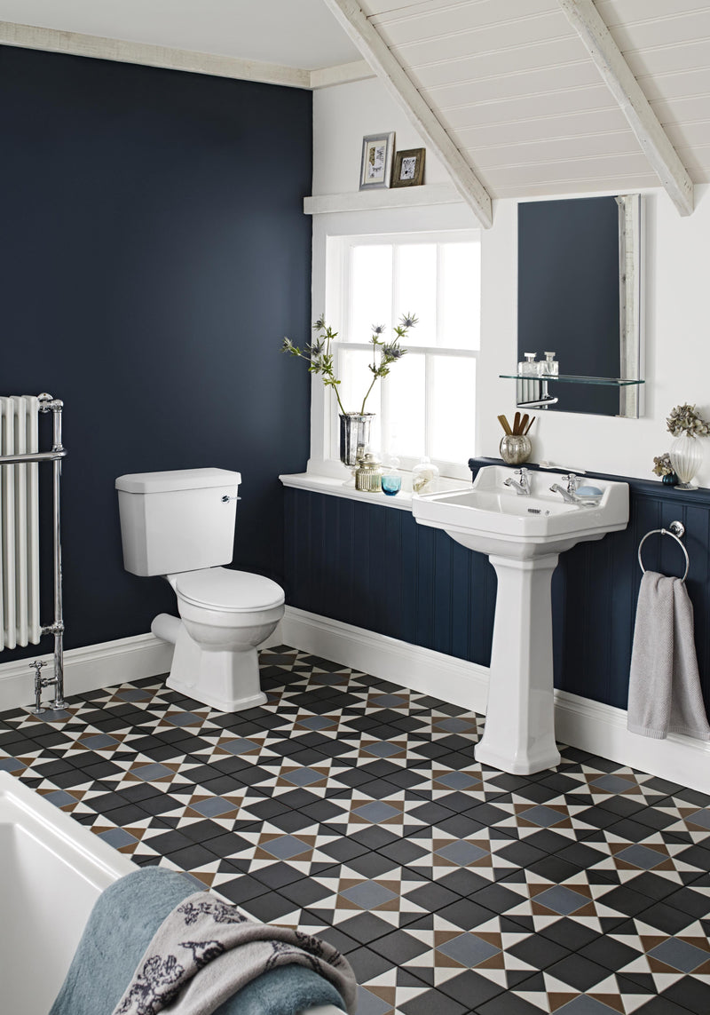 Nuie Carlton traditional close coupled toilet lifestyle view